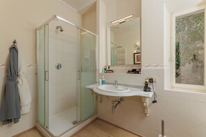 Douche, séchoir à cheveux, bidet