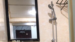 Une salle de bain avec un lavabo, des toilettes et une douche.