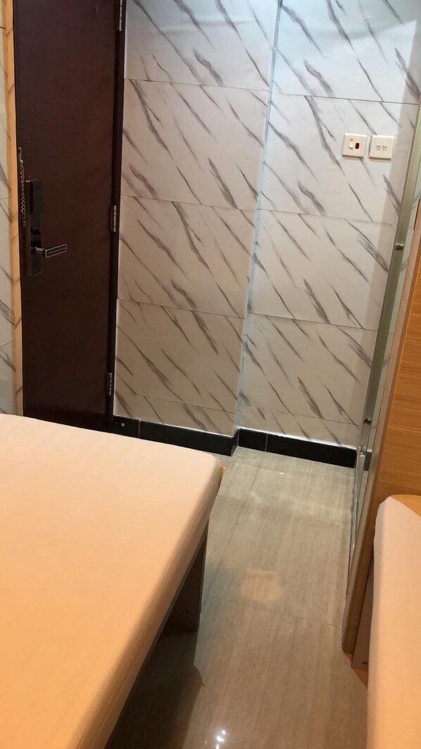 Escritorio y espacio para trabajar con laptop 