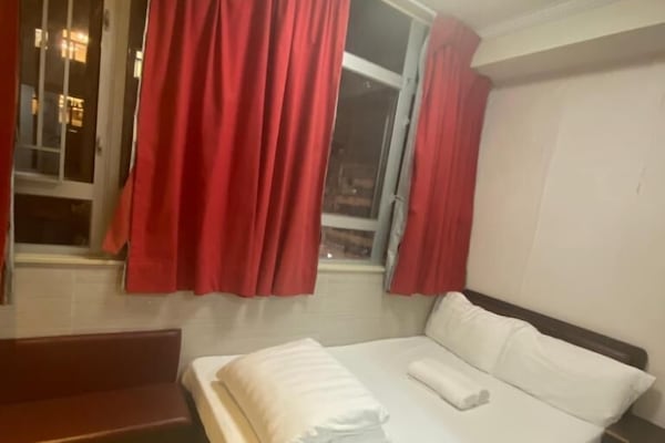 Standard Double Room | Meja, ruang kerja komputer riba, kalis bunyi, Wi-fi percuma