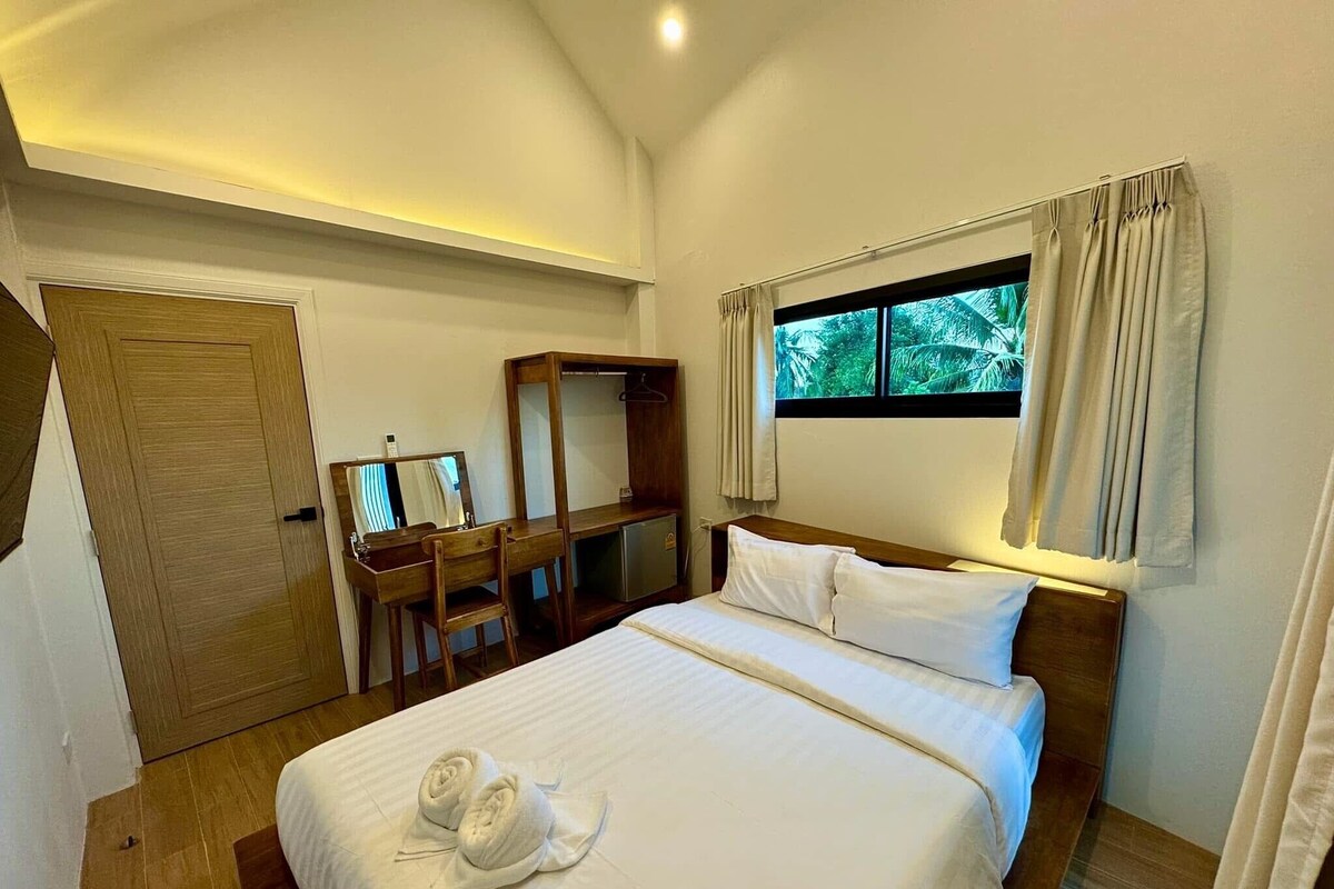 Bàn, phòng cách âm, bộ trải giường 
