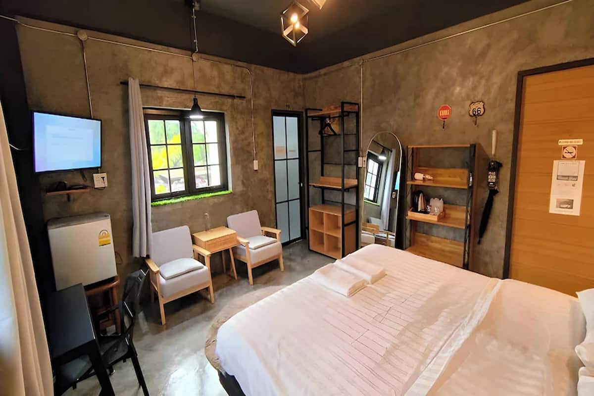 Deluxe Double Room | Desk, soundproofing, bed sheets