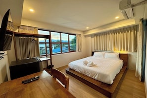 Habitación doble estándar, balcón | Escritorio, insonorización y ropa de cama 