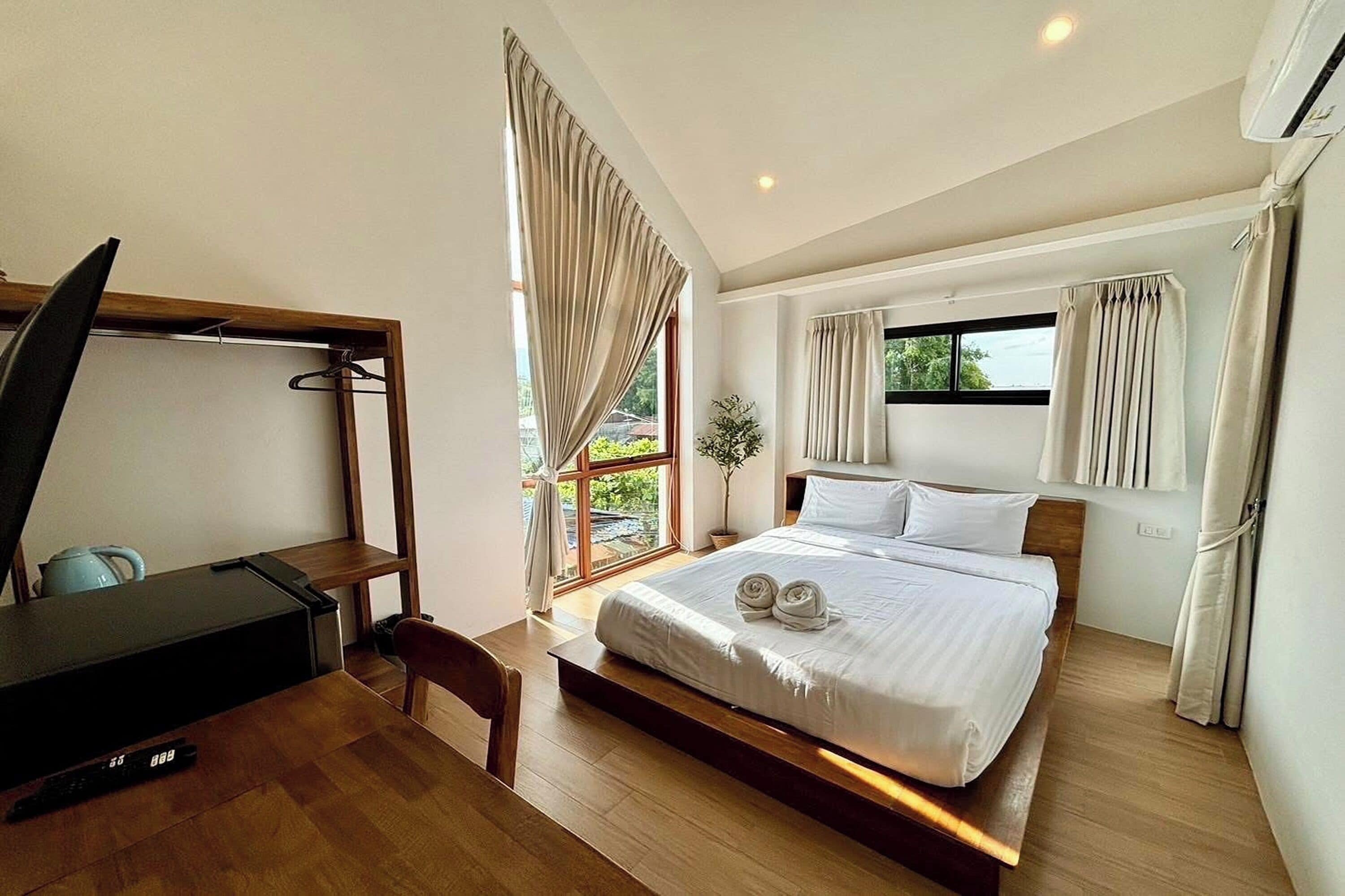 Quarto casal standard, sacada | Escrivaninha, quartos à prova de som, roupa de cama