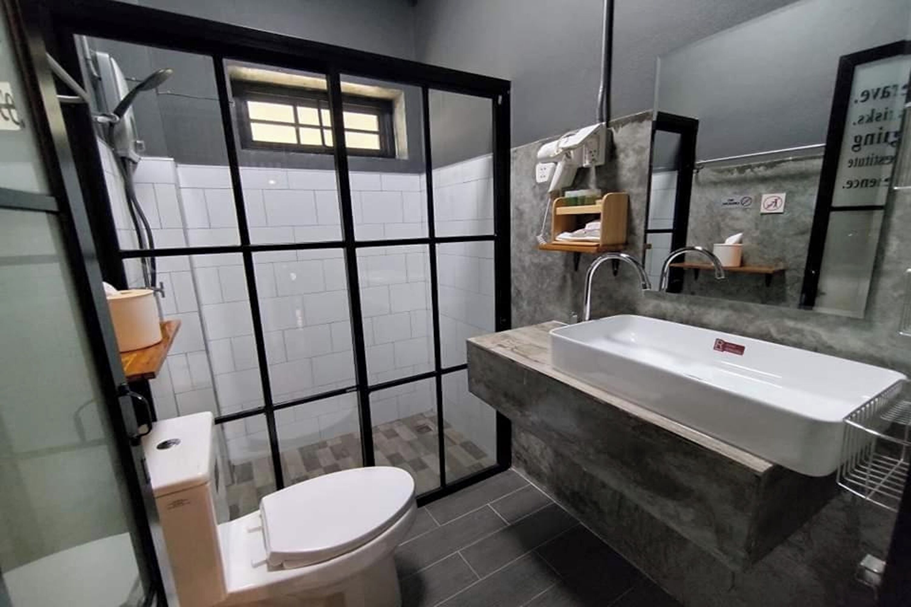 Quadruple Room | Bilik Mandi | Pancuran mandi, kelengkapan dandanan diri percuma, pengering rambut 