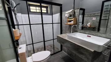 Quadruple Room | Bilik Mandi | Pancuran mandi, kelengkapan dandanan diri percuma, pengering rambut