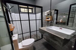 Chambre Quadruple | Salle de bain | Douche, articles de toilette gratuits, sèche-cheveux