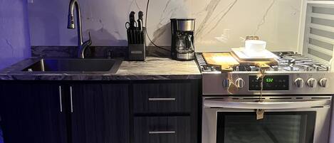 Kylskåp, mikrovågsugn, ugn och spishäll