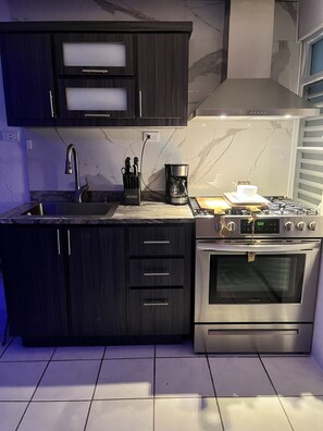 Kjøleskap, mikrobølgeovn, ovn og kokeplater