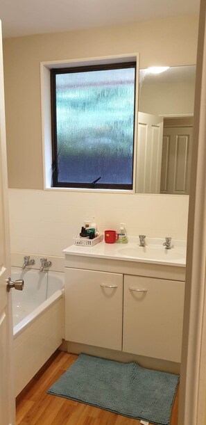 Douche, sèche-cheveux, bidet, serviettes fournies