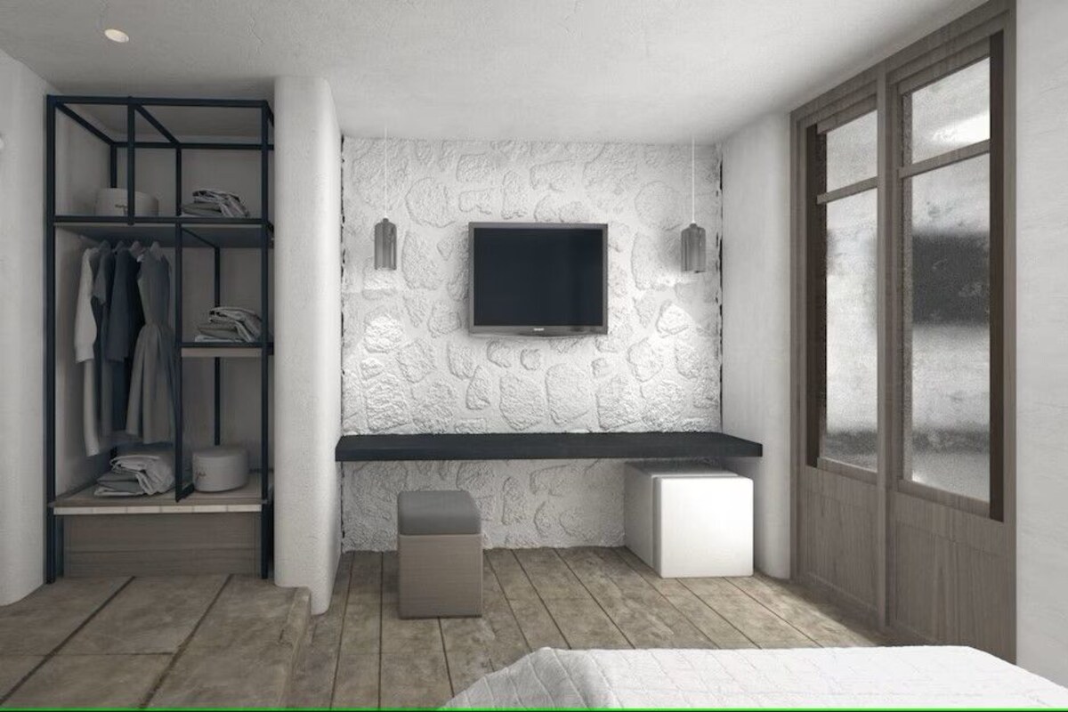 Una camera da letto moderna con armadio a muro, televisione a schermo piatto montata su una parete strutturata e un'ampia finestra.