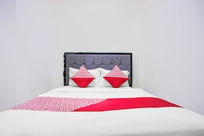 Habitación estándar doble | Espacio para trabajar con un portátil, wifi gratis, ropa de cama