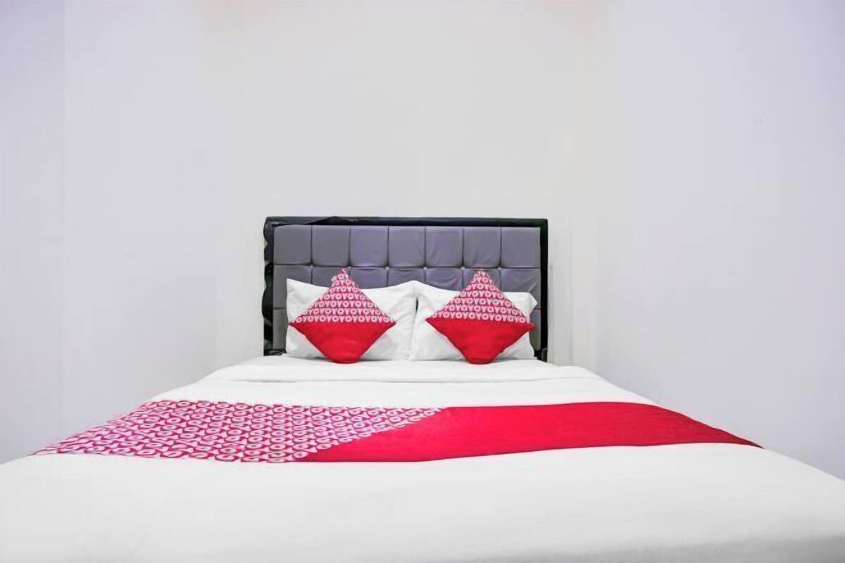 Laptop workspace, WiFi (free), bed sheets