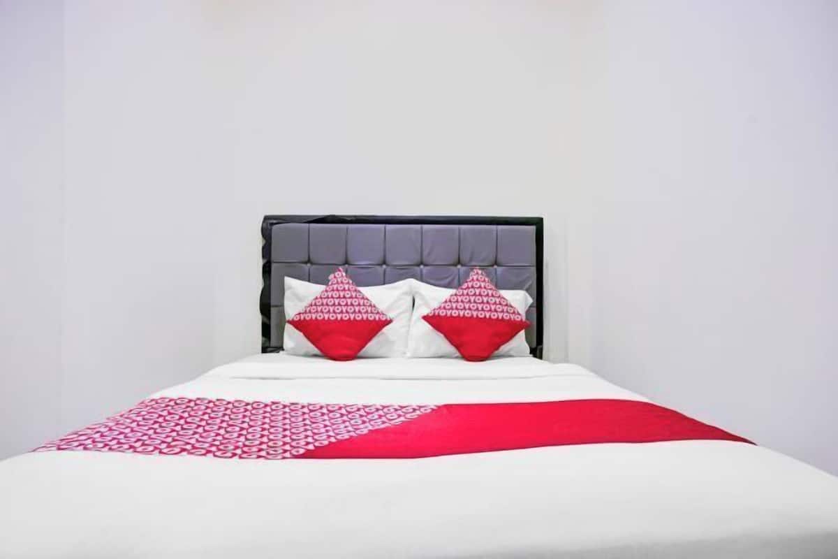 Laptop workspace, free WiFi, bed sheets