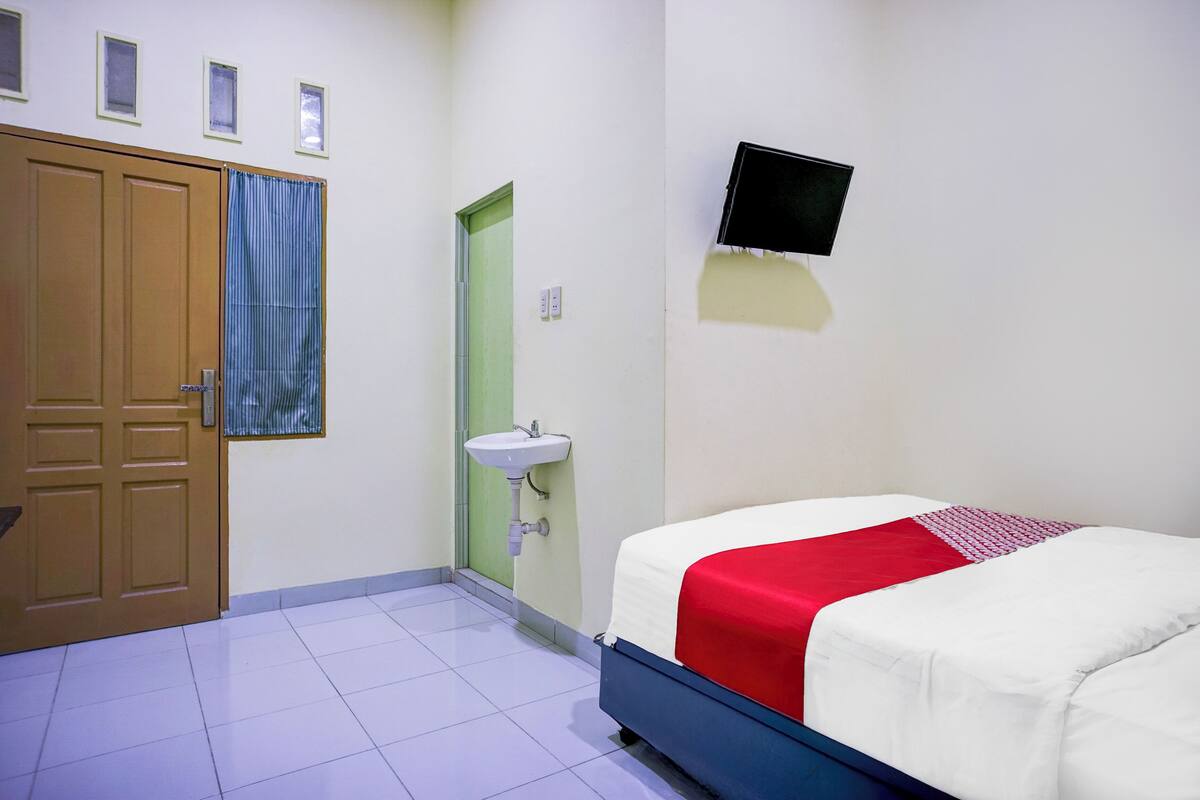 Deluxe Double Room | Laptop workspace, WiFi (free), bed sheets