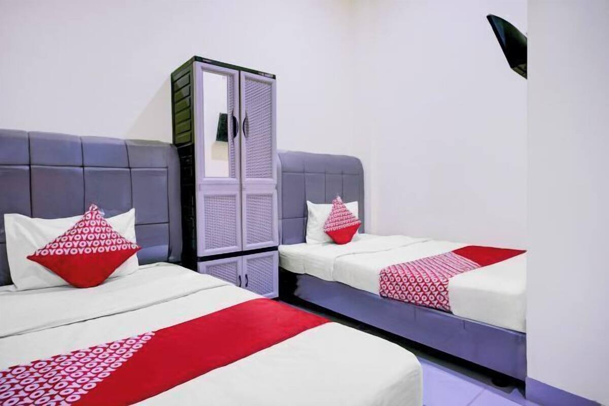 Laptop workspace, WiFi (free), bed sheets