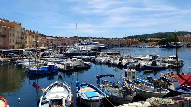 A marina with various boats docked, surrounded by buildings and a clear sky. - Apartment, 1 bedroom, Shared pool, Private beach, Mediterranean garden (La Croix-Valmer)