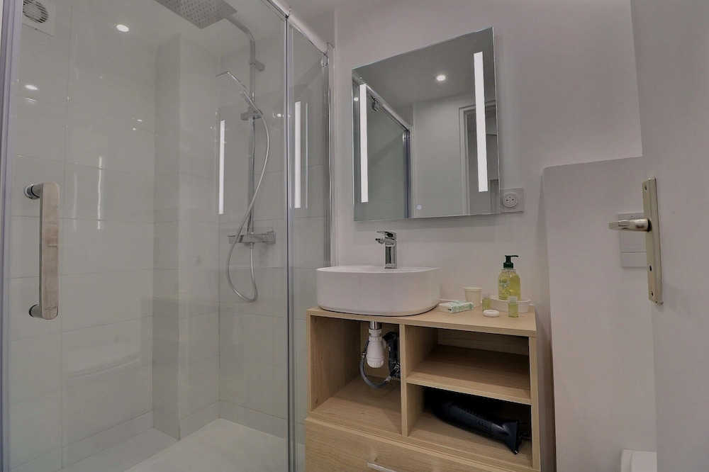 LE SEPT, two-room apartment, shared swimming pool, private beach, 4000m² garden