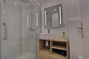 Shower, hair dryer, towels, soap - Apartment, 1 bedroom, Shared pool, Private beach, Mediterranean garden (La Croix-Valmer)