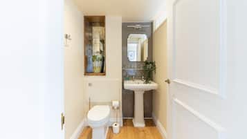Deluxe Tek Büyük Yataklı Oda | Banyo | Duş, ücretsiz banyo/kozmetik ürünleri, saç kurutma makinesi, terlik