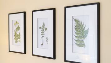 Tres láminas botánicas enmarcadas en una pared.