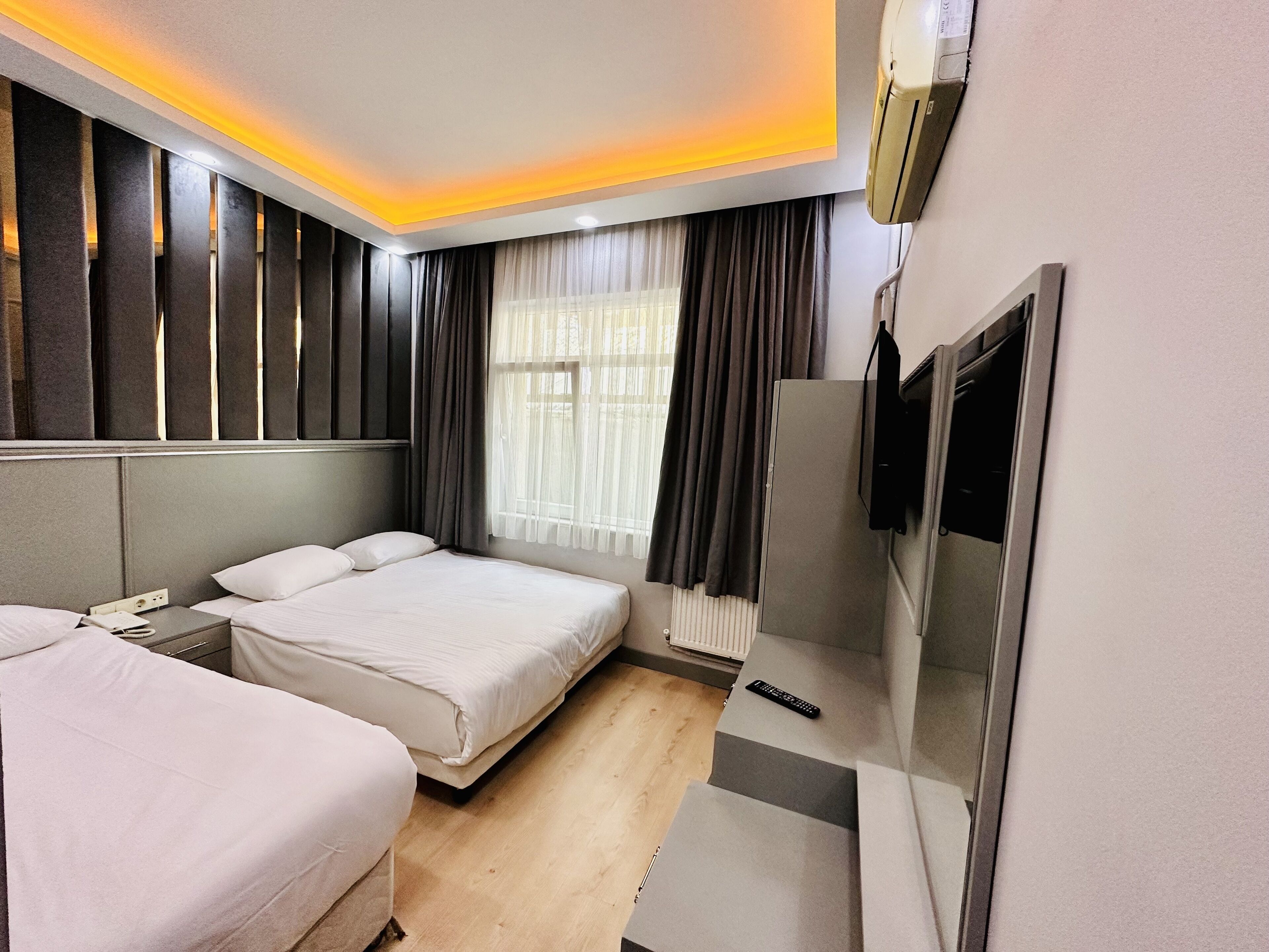 Photo - Crowned Hotel