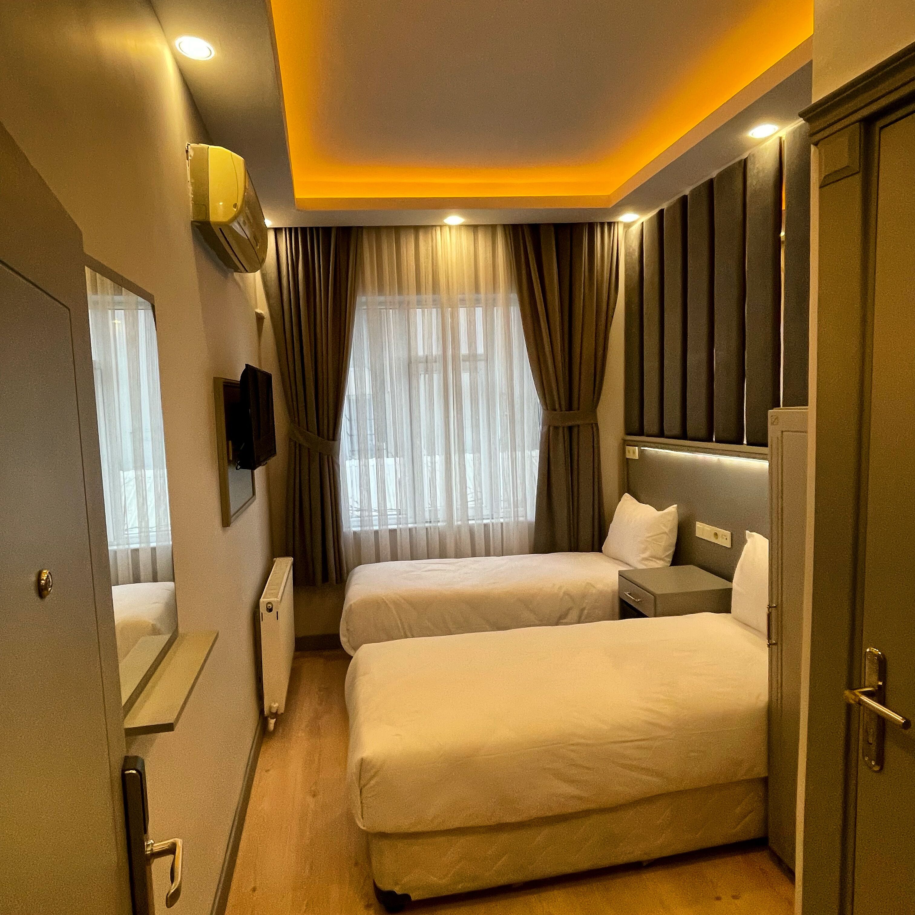 Photo - Crowned Hotel