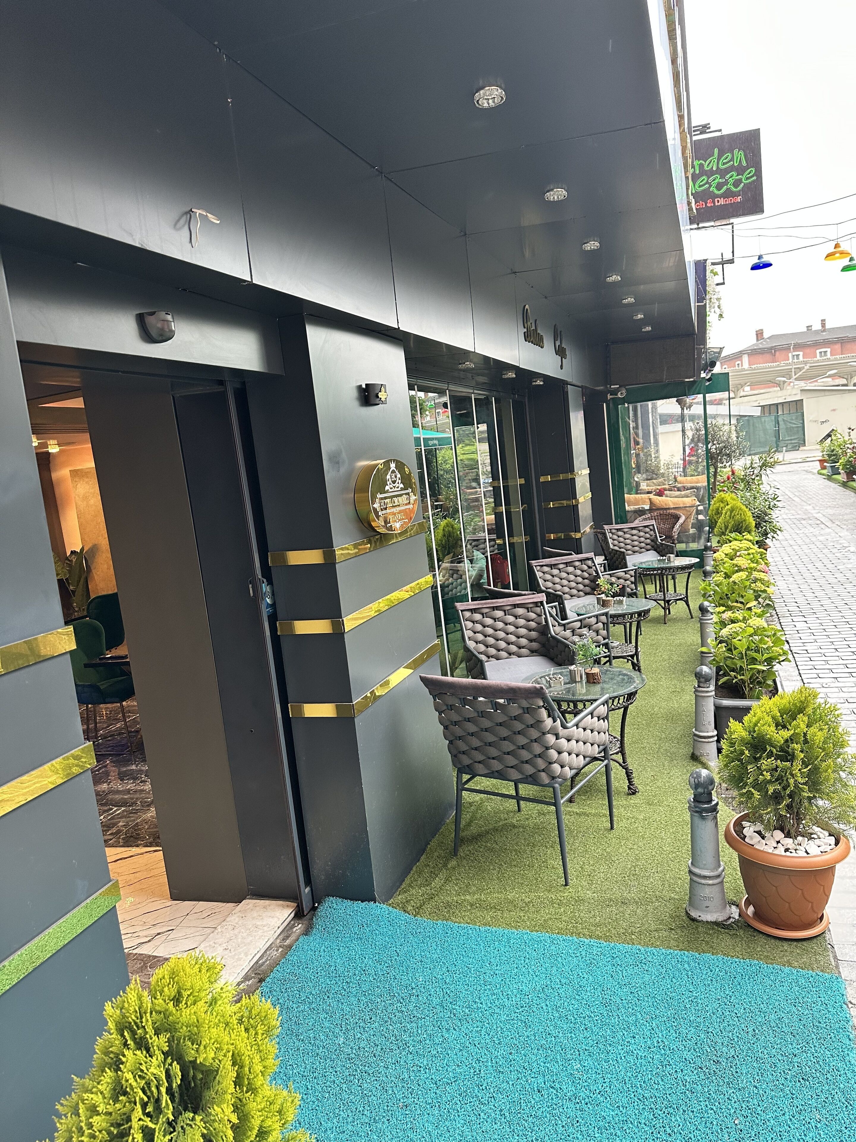 Photo - Crowned Hotel