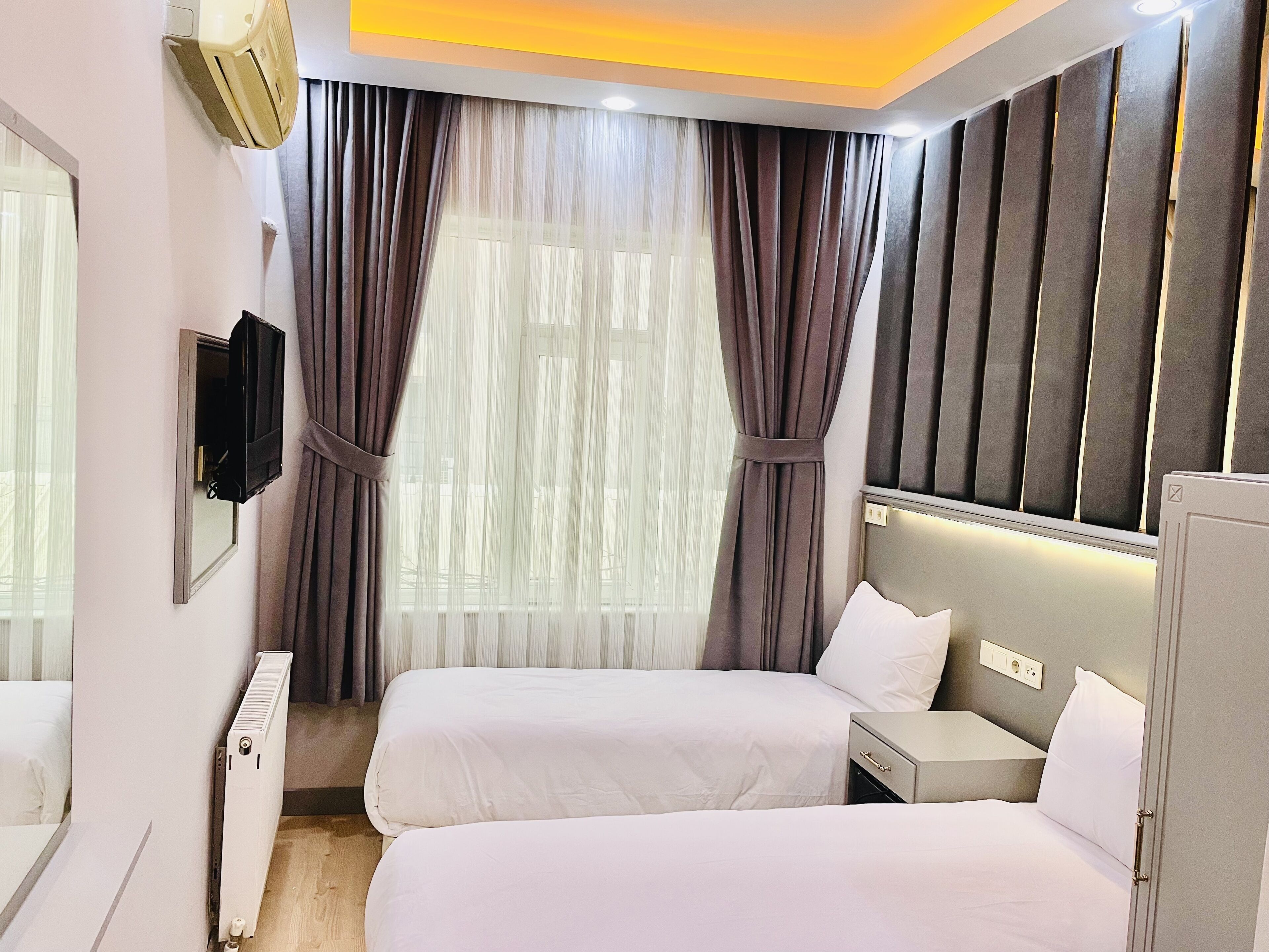 Photo - Crowned Hotel