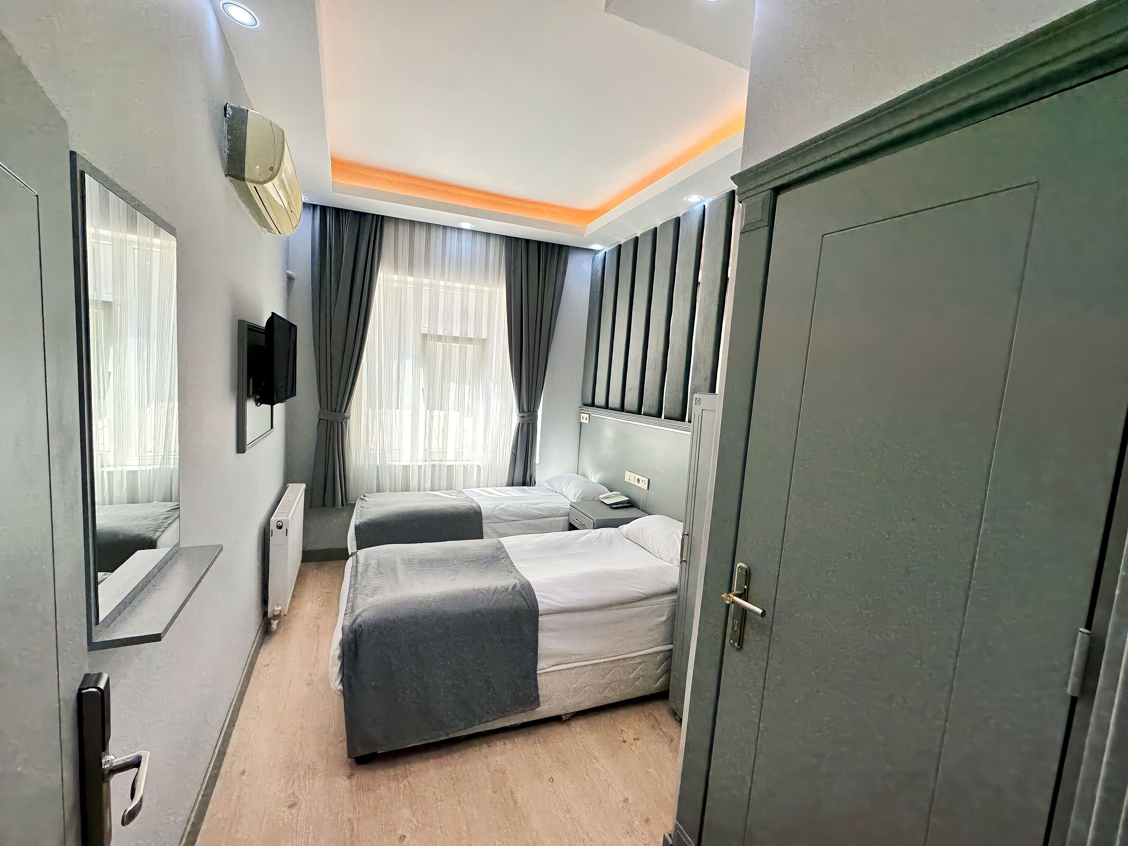 Photo - Crowned Hotel