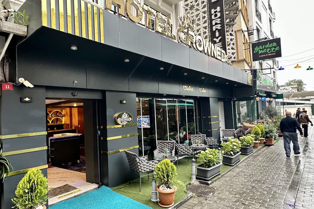 Crowned Plus Hotel