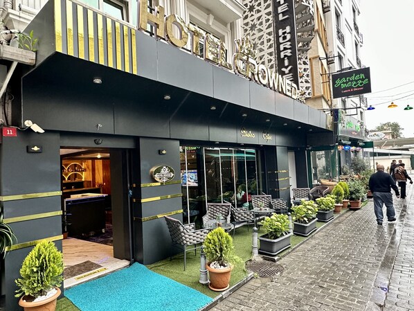 Front of property - Crowned Plus Hotel (Istanbul)