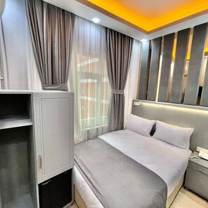 Quarto solteiro standard | Cofres nos quartos, cortinas blackout, ferros/tábuas de passar roupa