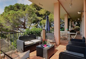 Outdoor dining - Apartment 100m2, Shared pool, Private beach, Mediterranean garden (La Croix-Valmer)