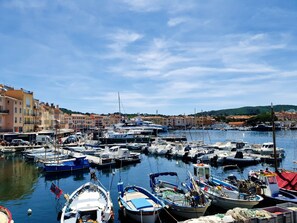 A marina with various boats docked, surrounded by buildings with balconies. - Apartment 100m2, Shared pool, Private beach, Mediterranean garden (La Croix-Valmer)