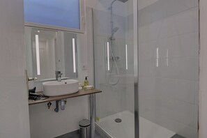 Een douche, een haardroger, handdoeken, zeep