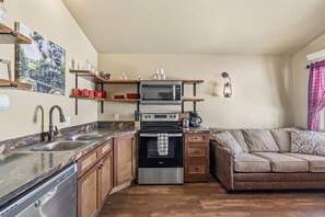 Kühlschrank, Mikrowelle, Ofen, Herdplatte