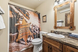 Duschwanne, Haartrockner, Handtücher, Toilettenpapier