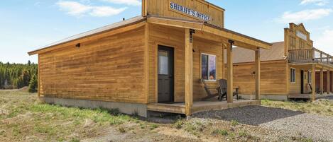 Un edificio de madera con un letrero que dice 'Sheriff's Office'.