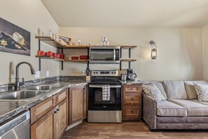 Kühlschrank, Mikrowelle, Ofen, Herdplatte