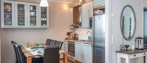 Fridge, microwave, dishwasher, cookware/dishes/utensils