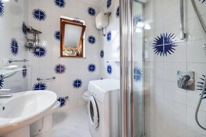 Suihku, hiustenkuivaaja, pyyhkeet