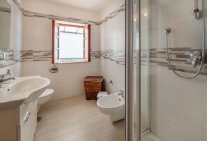 Douche, séchoir à cheveux, serviettes fournies