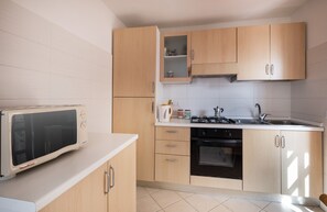 Frigorífic, forn i utensilis de cuina, vaixella i coberteria