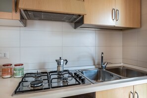 Kühlschrank, Ofen, Kochgeschirr/Geschirr/Besteck