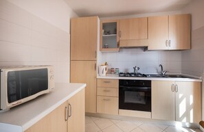 Refrigerador, horno y utensilios de cocina 