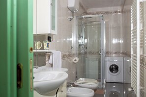 Sèche-cheveux, serviettes fournies, savon, shampoing