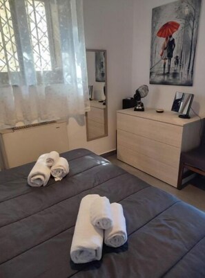 1 chambre, coffre-fort, fer et planche à repasser, lit de bébé portatif