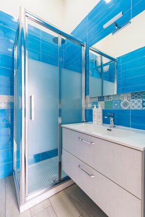 Douche, sèche-cheveux, bidet, serviettes fournies