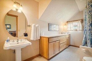 Tina, secadora de cabello, toallas 